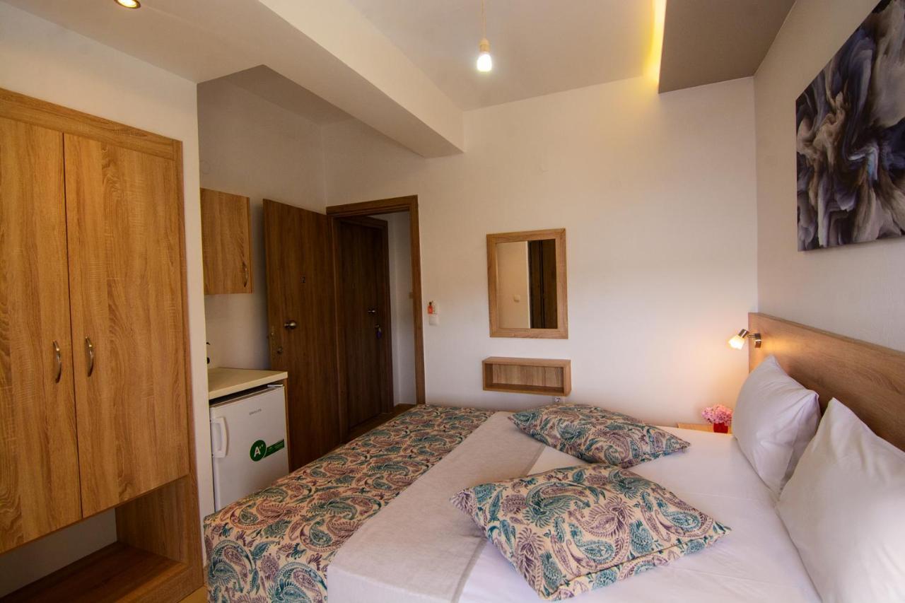 Nicole Rooms Palaiochora Exterior foto