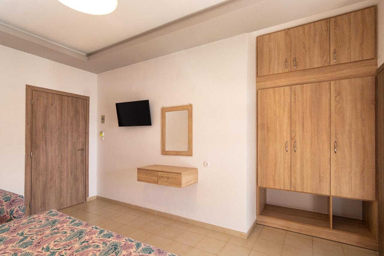 Nicole Rooms Palaiochora Exterior foto