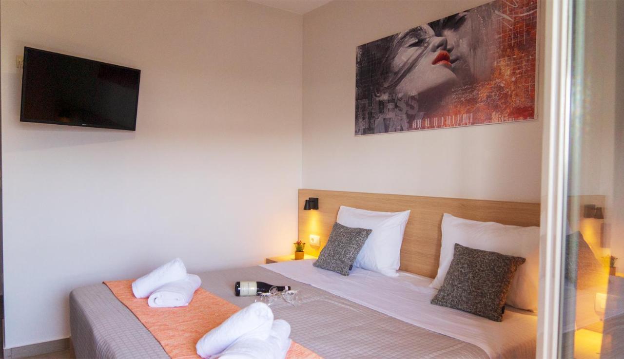 Nicole Rooms Palaiochora Exterior foto